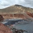 Plage de sable noir dans le parc national de (…)