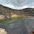 El Lago Verde, plage de sable noir et strates (…)